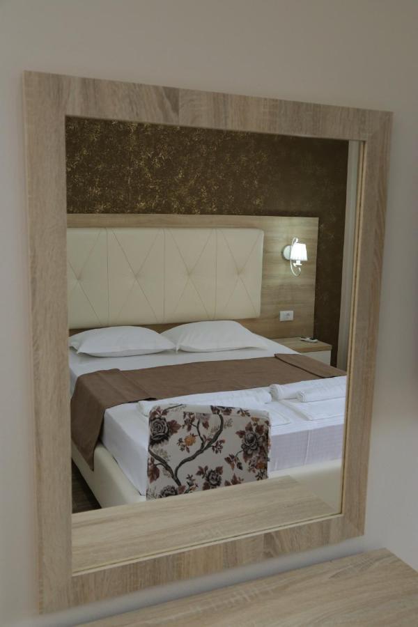 Hotel Metropolis Ulcinj Esterno foto
